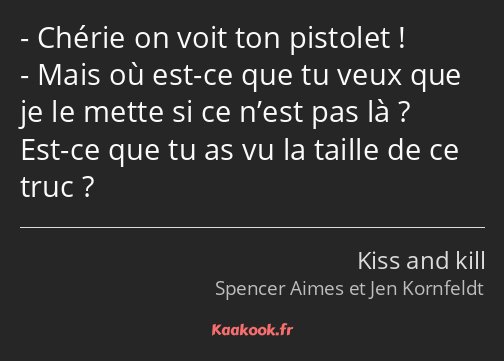 Chérie on voit ton pistolet ! Mais où est-ce que tu veux que je le mette si ce n’est pas là ? Est…