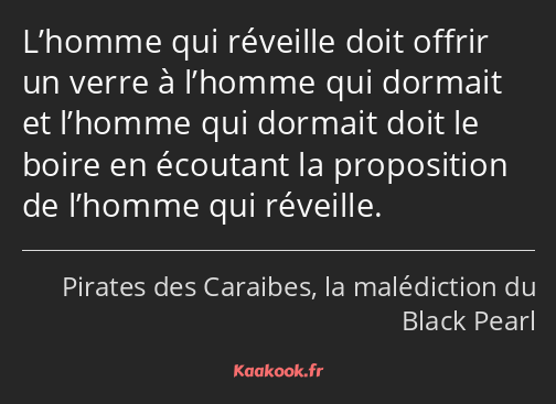 L’homme qui réveille doit offrir un verre à l’homme qui dormait et l’homme qui dormait doit le…